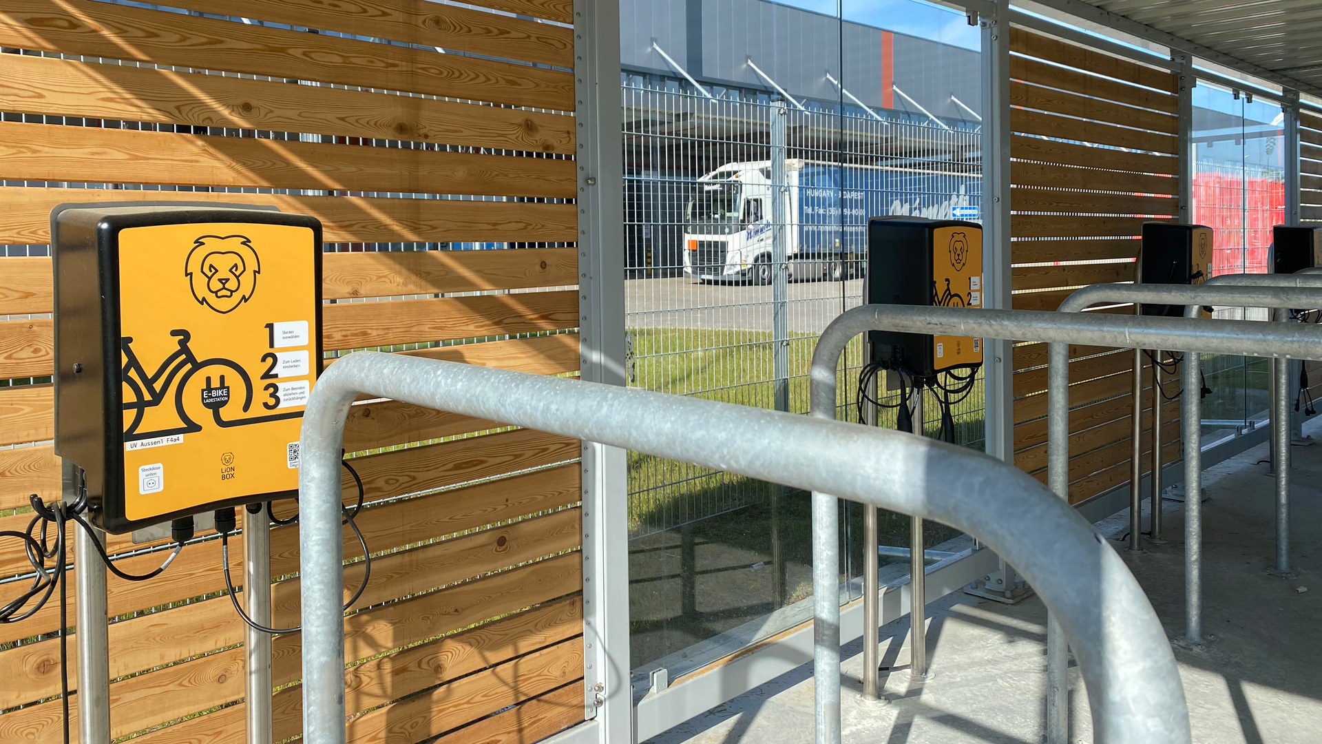 Fahrradunterstand mit Ladesäulen.jpg
