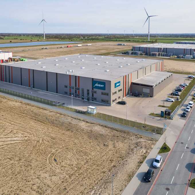 Aerial view of the Hansalinie Bremen - Adient warehouse. Shown is a large building with an extension for deliveries.