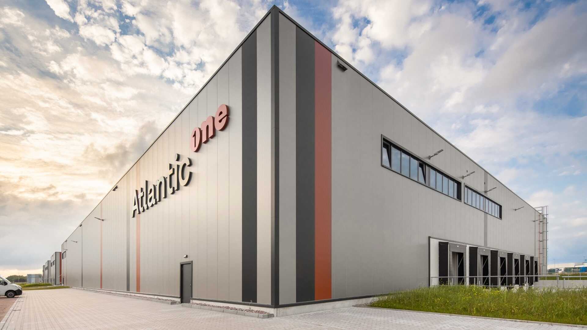 Foto der Halle "Atlantic one". Abgebildet ist eine große Gewerbehalle mit Fenstern im oberen Bereich und diversen Verlademöglichkeiten für LKW. Auf der linken Seite des Gebäudes befindet sich der Schriftzug "Atlantic one".